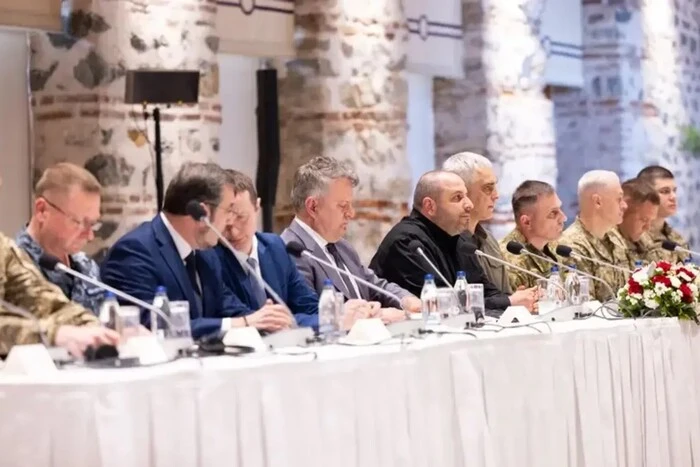 Українська делегація на переговорах спілкується із росіянами через перекладача – ЗМІ