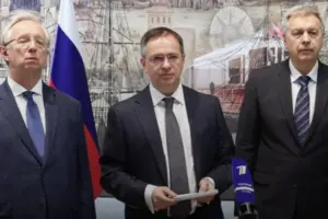 Мединський (по центру) заявив, що російська делегація задоволена результатом перемовин з Україною