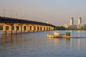 З мосту Патона сиплеться каміння. Влада відреагувала на відео, що налякало киян