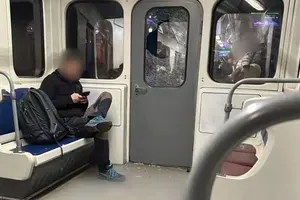 Пасажир пошкодив міжвагонне скло поїзда, яке курсує зеленою гілкою столичного метро