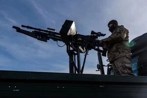 Уламки російського дрона впали на територію школи у Дарницькому районі