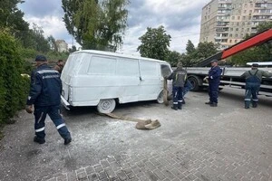 Київські комунальники виявили на вулиці «замасковану» автолавку (фото)