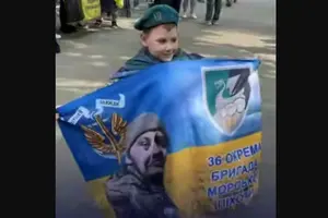 Хлопчик шукає батька серед звільнених з полону