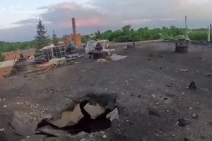 Вирва від прильоту на даху харчового підприємства у Сумах