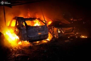 На Одещині внаслідок нічної атаки одночасно горіли 20 авто (фото, відео)