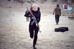 Верещук узяла до рук автомат 