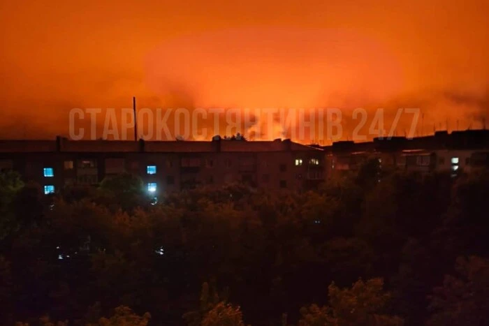 Небо палало: з’явились фото нічної атаки на Старокостянтинів