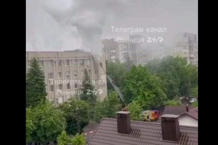 У Вінниці горіла будівля ТЦК: відео (оновлено)