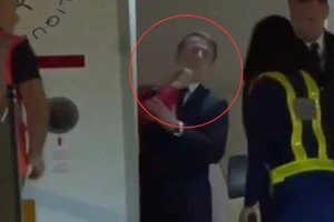 Президент Франції та його дружина опинилися в центрі скандалу через момент, коли вони мали виходити з літака