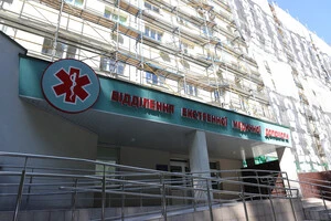 У лікарні №9 роботи тривають: там модернізують операційний блок, лабораторію та утеплюють фасад будівлі