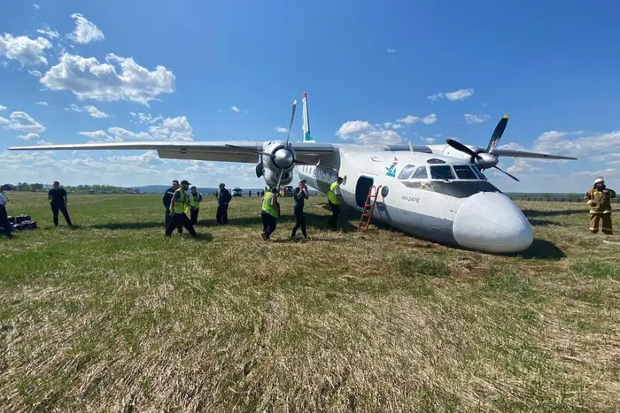 Ан-24 здійснив жорстку посадку в Іркутській області (фото, відео)
