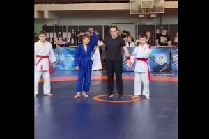 У поєдинку за третє місце мав брати участь травмований спортсмен (у синьому кімоно)