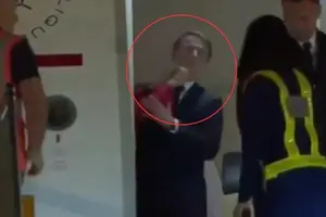 Ляпас від дружини. Макрон прокоментував скандальне відео