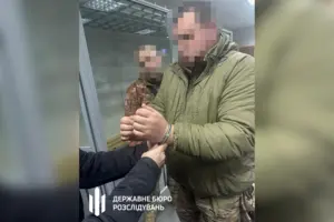 За даними слідства, у 2023 році посадовець влаштував свою дружину в очолювану ним бригаду на посаду стрільця