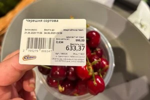 Можна дарувати на весілля. Одесити жартують з високих цін на черешню