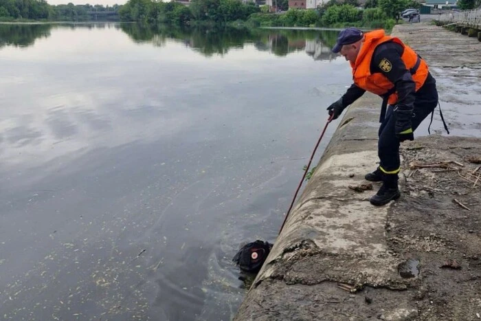 У Білій Церкві рятувальники дістали потопельника з водойми (фото)