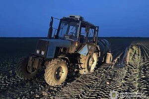Пошкоджено трактор, а водій отримав поранення