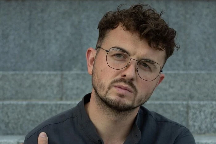 Ведучий Євген Янович розповів, як пережив пряме влучання дрона в його будинок