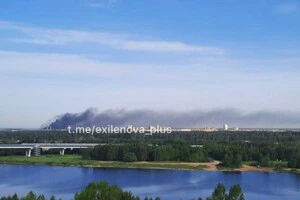 У небо над містом Дубна піднімається дим