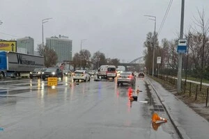 Водій автомобіля Toyota Camry рухався Дніпровською набережною з перевищенням швидкості та на регульованому пішохідному переході скоїв наїзд на жінку