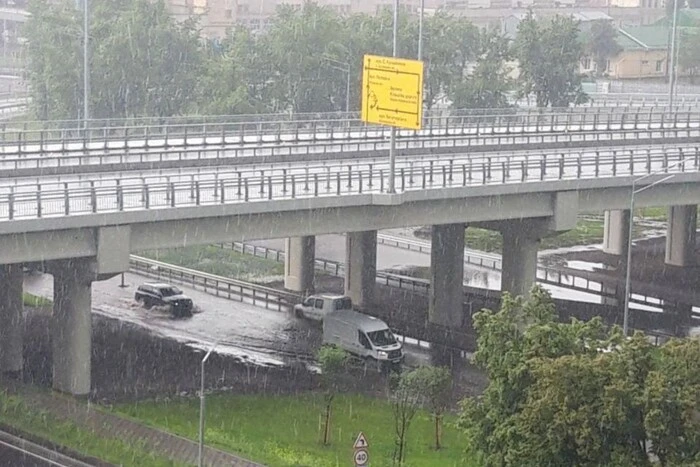 Під час зливи затопило відремонтовану дорогу на вулиці Богатирській (фото)