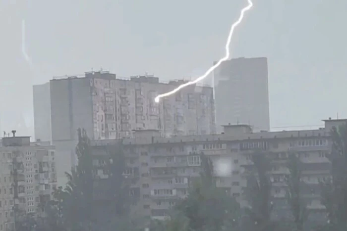 Блискавка влучила у будинок на Оболоні (відео)