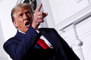 В логике Трампа присутствует очень важный для него фактор, что он с Путиным оказался в одной лодке из-за вымышленных вещей, которых не было