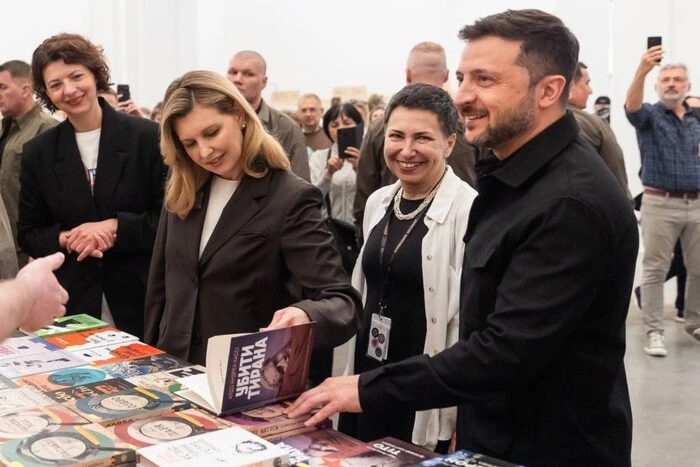 Зеленський на «Книжковому Арсеналі» придбав книгу «Убити тирана» 