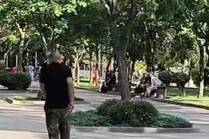 У Дніпрі чоловік з ножем чіплявся до дітей 