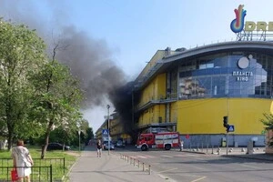 Стовп диму йде з приміщення, де розміщено сміттєві баки