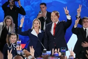 Наймолодша донька новообраного президента Польщі Кася Навроцька стала головною «героїнею другого плану» вечора 