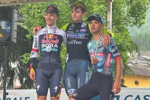 Кирилу Царенку (по центру) вдалося на фініші вирвати перемогу в німця Леннарта Яша