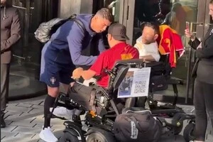 Одне з колісних крісел рушило і вдарила португальця в гомілку