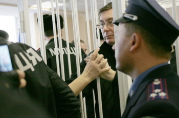 «Клетка Луценко»: внутри и вокруг