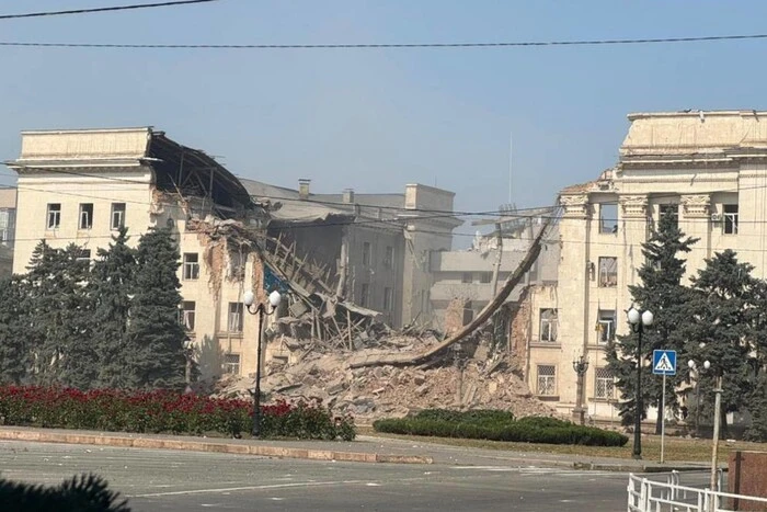 Зеленський відреагував на знищення будівлі Херсонської ОДА і передав послання Трампу