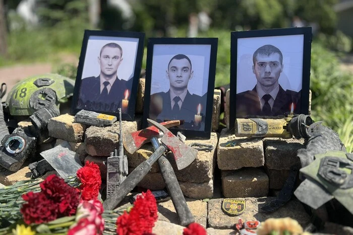 Кияни на місці загибелі рятувальників створили меморіал (фото)