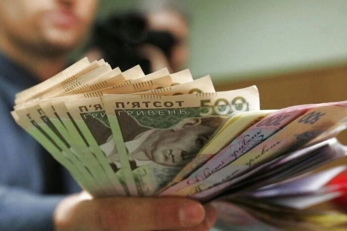 Зарплата в Україні за рік зросла на чверть: хто отримує найбільше