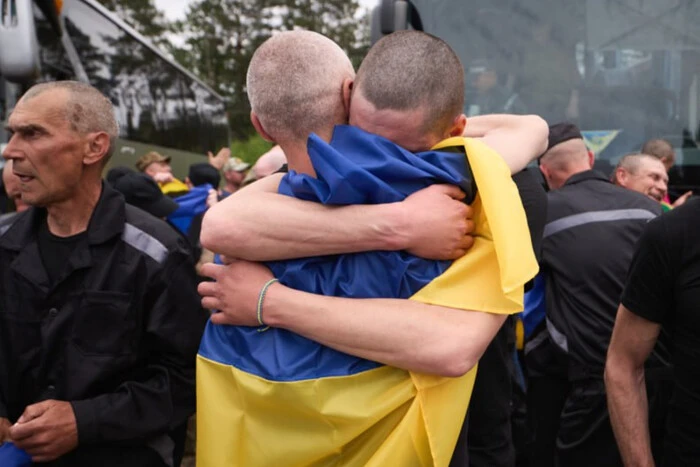 Зі сльозами та клубком у горлі! Як Україна зустрічає своїх звільнених з полону