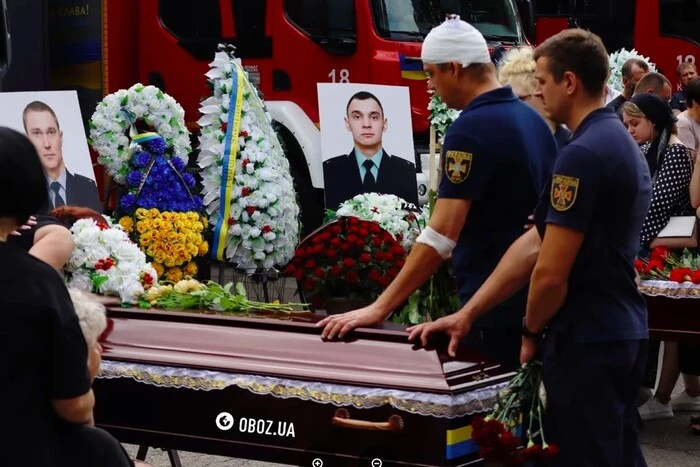 Київ попрощався з рятувальниками, які загинули під час ліквідації наслідків обстрілу (фото)