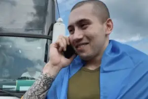 «Я вернувся!» Захисник зворушливо поговорив з мамою після повернення з полону (відео)