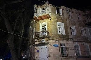 Зруйнований будинок в Одесі внаслідок влучання