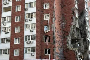 Пошкодження одного з будинків на Оболоні 10 червгя 2025 року 