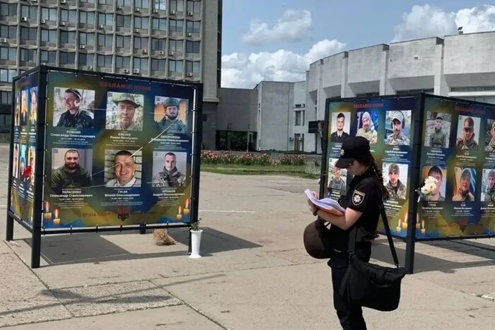 У Сумах невідомі вирізали символ російської агресії на банері із загиблими воїнами