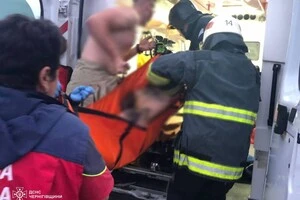 Рятувальники зняли з даху постраждалих підлітків