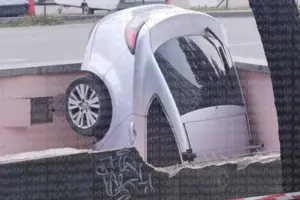 У Києві автомобіль впав у підземний перехід біля станції метро «Либідська» (фото)