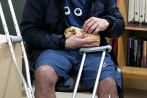 Військовий з подарованою зоопарку морською свинкою 