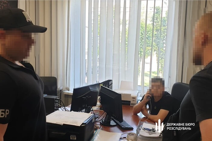 ДБР викрило правоохоронця з Дніпра, який видалив понад 350 карток ухилянтів