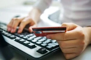 Підозрювана без відома потерпілої внесла заявку на відкриття банківського рахунку з кредитним лімітом, який отримала