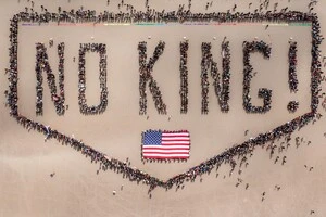 Американці відзначили день народження Трампа масштабними протестами: добірка фото