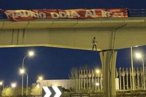Представники Frente Atletico підвісили ляльку Вінісіуса під мостом перед поєдинком 1/4 фіналу Кубка Іспанії